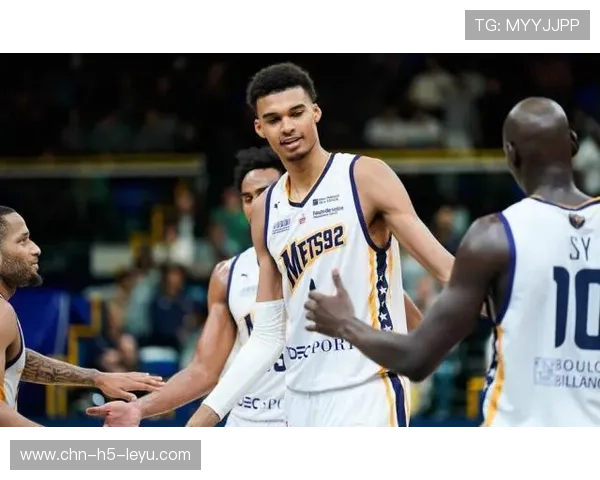 文班亚马谈哈珀受伤：希望他一切顺利，他打得特别好，文班亚马 戈贝尔