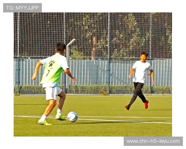 球员在比赛中以灵活步伐完成漂亮突破，球员在比赛中以灵活步伐完成漂亮突破的动作